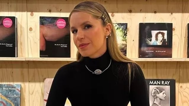 Η μικρή αδερφή της Ευγενίας, Ηλέκτρα Νιάρχου ποζάρει με στενό μαύρο φόρεμα