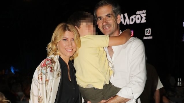 Σία Κοσιώνη &amp; Κώστας Μπακογιάννης σε σπάνια βραδινή έξοδο με τον γιο τους, Δήμο