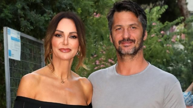 Η Μπέττυ Μαγγίρα φωτογραφίζει τον Δημήτρη Μάζη με μαγιό