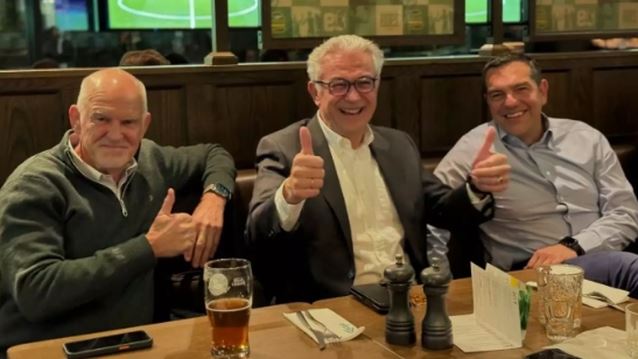 Παπανδρέου, Ρουσόπουλος και Τσίπρας παρακολούθησαν μαζί την κατάκτηση του κυπέλλου από τον Ολυμπιακό