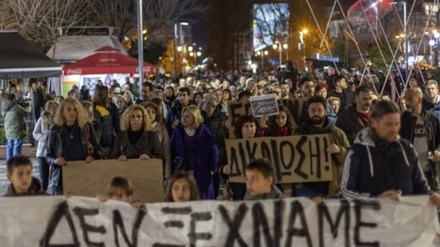 Τρίκαλα: Δεν ξέχασαν τις δίδυμες και την ξαδέρφη τους που σκοτώθηκαν στα Τέμπη - Πλήθος κόσμου τίμησε τη μνήμη των τριών κοριτσιών