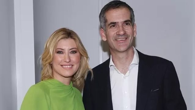 Ο Δήμος Μπακογιάννης απολαμβάνει το σουβλάκι του στην παραλία με την παρέα του - Η φωτογραφία που τράβηξε ο πατέρας του