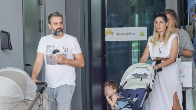 Η Μαντώ Γαστεράτου στην πρώτη οικογενειακή βόλτα μετά τη γέννηση της κόρης της
