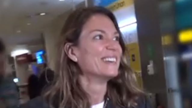 H αντίδραση της Βίκυς Καγιά σε ερωτήσεις των δημοσιογράφων: "Με περιμένει ο άνδρας μου, συγγνώμη"