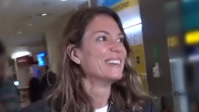 H αντίδραση της Βίκυς Καγιά σε ερωτήσεις των δημοσιογράφων: &quot;Με περιμένει ο άνδρας μου, συγγνώμη&quot;