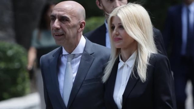 Η πρώτη φωτογραφία από τον γάμο του Γιάννη Μπρατάκου με την Έλενα Ράπτη