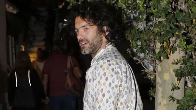 Ο Φίλιππος Μιχόπουλος στη Σαντορίνη με τα παιδιά του, Μάξιμο και Σιέννα