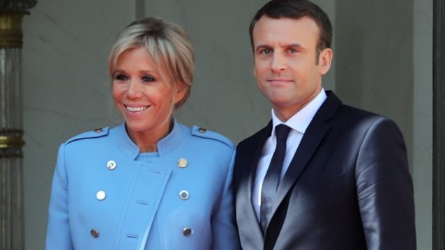 Η Brigitte Macron καθισμένη στα πόδια του συζύγου της, Emmanuel, στο παρασκήνιο της προεκλογικής εκστρατείας του