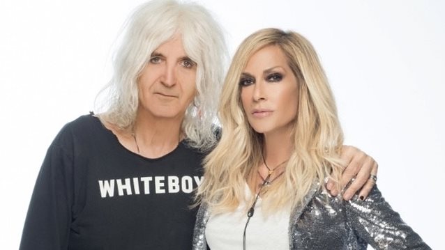 Βραδινή έξοδος στο Λονδίνο για την Άννα Βίσση με τον Νίκο Καρβέλα και τη σύντροφό του, Έλενα Φερεντίνου