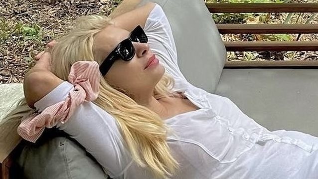 Η Ελένη Μενεγάκη ποζάρει πιο ανέμελη από ποτέ στην Άνδρο