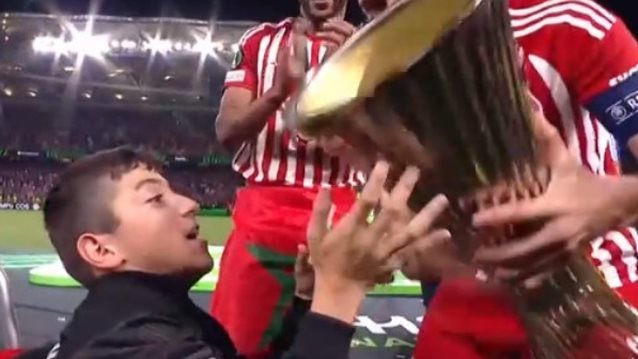 Ο μικρός Γιαννάκης στον τελικό του Conference League δίδαξε σε όλους ότι ο αθλητισμός είναι συναισθήματα: &quot;Είμαι ο Γιάννης όλων των ομάδων&quot;