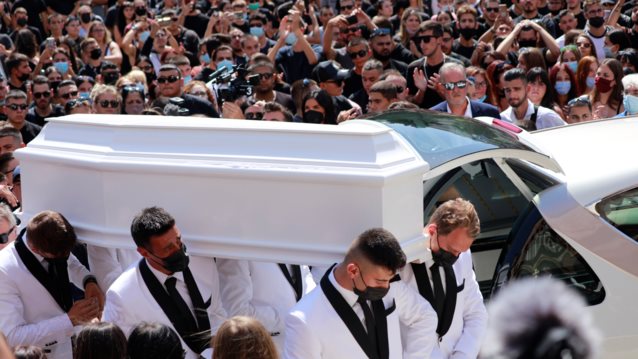 Το τελευταίο αντίο στον Mad Clip | Οι διάσημοι φίλοι του ήταν εκεί για να τον αποχαιρετήσουν