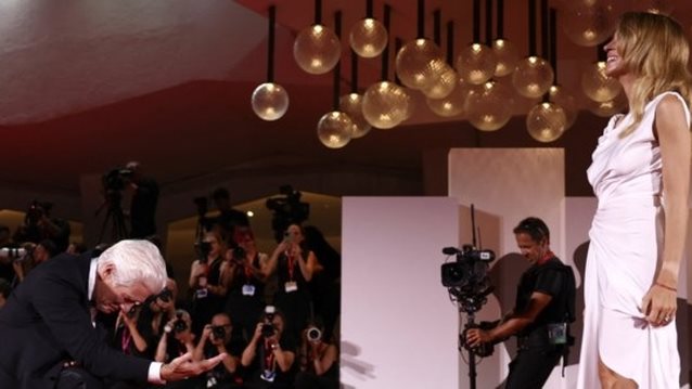 Ρίτσαρντ Γκιρ: Ο απόλυτος τζέντλεμαν υποκλίθηκε στη σύζυγό του στο κόκκινο χαλί και αποθεώθηκε