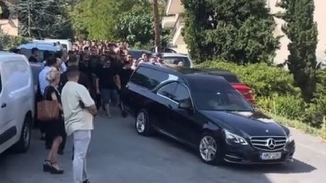 Βέροια: Θρήνος στην κηδεία του 19χρονου Γιάννη που έχασε τη ζωή του στο λούνα παρκ της Χαλκιδικής