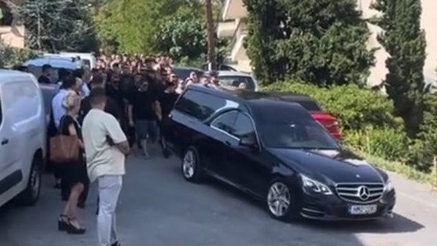 Βέροια: Θρήνος στην κηδεία του 19χρονου Γιάννη που έχασε τη ζωή του στο λούνα παρκ της Χαλκιδικής