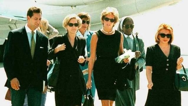 Οι royal κανόνες της μόδας που έσπασε η πριγκίπισσα Νταϊάνα: Οι γυμνές γάμπες, τα κολάν και η αγάπη στα μαύρα φορέματα