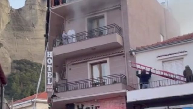 Φωτιά σε ξενοδοχείο στην Καλαμπάκα: Νεκρός ο άνδρας που πήδηξε από το μπαλκόνι [εικόνες-βίντεο]