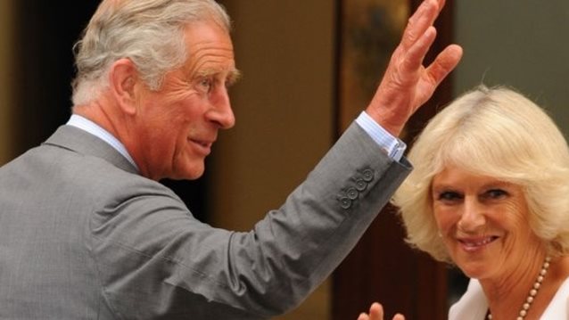Ο Κάρολος και η Καμίλα σε ινδικό στο Λονδίνο - Άφαντος ο βασιλιάς και η σύζυγός του τον αναζητούσε