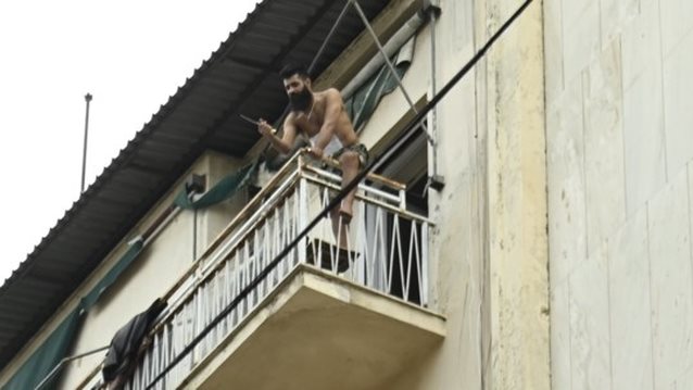 Αχαρνών: Άνδρας σε αμόκ απειλεί να ανατιναχθεί με φιάλη υγραερίου - Εκκενώθηκε το υπουργείο Αγροτικής Ανάπτυξης