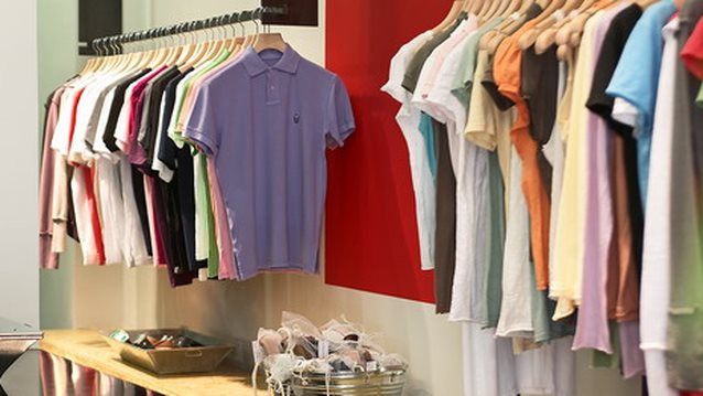 Είναι μεγάλο το αγαπημένο σου T-shirt; | 3 τρόποι από το Tik Tok για να το φέρεις στα μέτρα σου