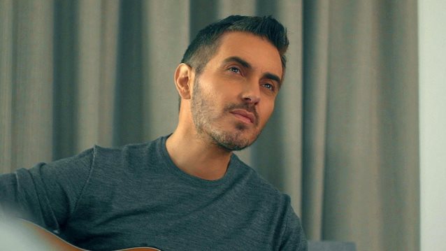 To νεο video clip του Μιχάλη Χατζηγιάννη και η επανασύνδεση του με την Ελεάνα Βραχάλη