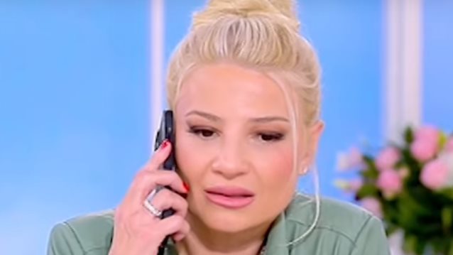 Η αντίδραση της Φαίης Σκορδά στο on air τηλεφώνημα: &quot;Oύτε εσύ μας βλέπεις&quot;
