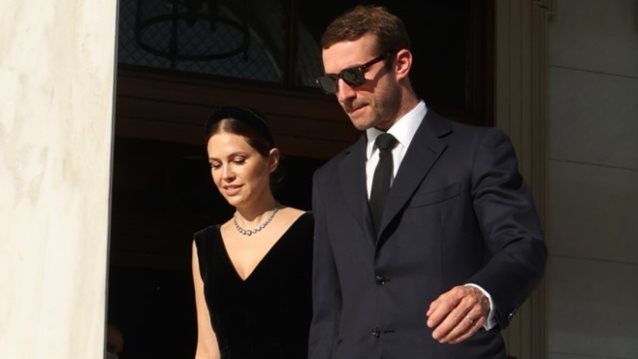 Ο ξανθός Φίλιππος Νιάρχος jr στο Met Gala με τη μαμά του - Η τρυφερή στιγμή που της τακτοποιεί το γαλάζιο Prada φόρεμα