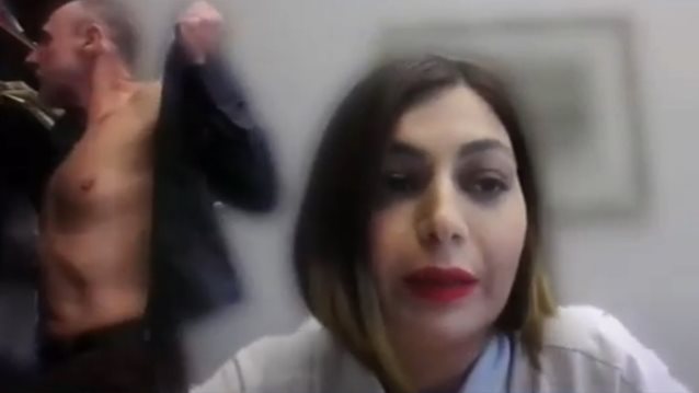 Το... στριπτίζ του Κλέωνα Γρηγοριάδη που έκανε κατά λάθος σε ζωντανή σύνδεση με επιτροπή της Βουλής