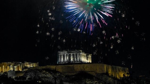 Πρωτοχρονιά: Με λάμψη και φαντασμαγορικό τρόπο καλωσόρισε το 2022 η Αθήνα