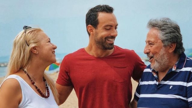 Το τρυφερό βίντεο του Σάκη Τανιμανίδη με τους γονείς του για τα 53 χρόνια κοινής πορείας: &quot;Ερωτευμένοι μαζί&quot;