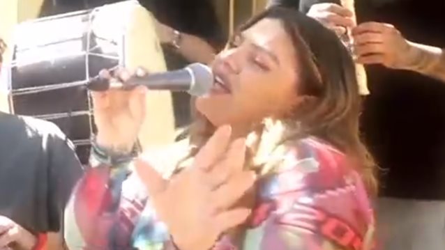 Το επικό βίντεο της Δανάης Μπάρκα ως Μαρίνα Σάττι να τραγουδάει το "Ζάρι"