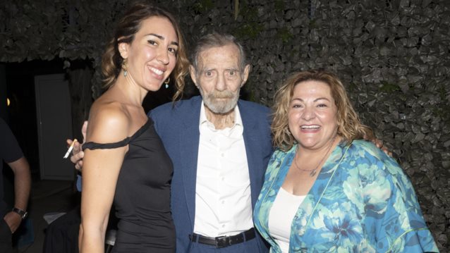 Σπάνια βραδινή έξοδος για τον Γιώργο Βαρδινογιάννη στο θέατρο