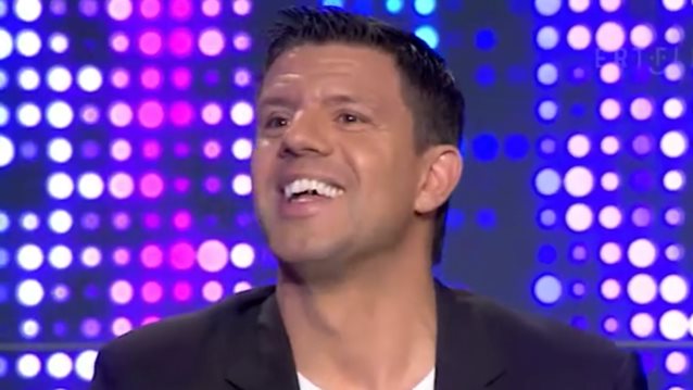 Ο Τάκης Φύσσας &amp; οι απίθανες αντιδράσεις της γυναίκας του απέναντι σε επίμονες θαυμάστριες