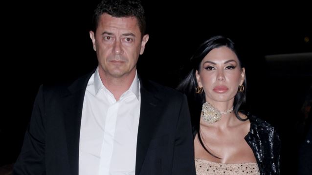 Ο Αντώνης Σροίτερ πήρε αγκαλιά τη σύζυγό του και έκαναν βουτιά από το σκάφος - Βίντεο