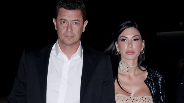 Ο Αντώνης Σροίτερ πήρε αγκαλιά τη σύζυγό του και έκαναν βουτιά από το σκάφος - Βίντεο