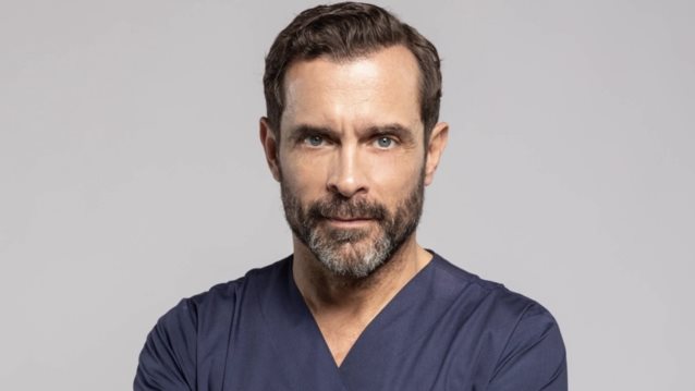 Ο Κωνσταντίνος Μαρκουλάκης σε σπάνια βραδινή έξοδο σε νυχτερινό κέντρο