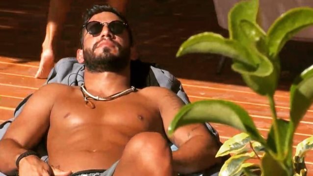 Ο Γρηγόρης του Big Brother στο κρεβάτι μόνο με το εσώρουχο!