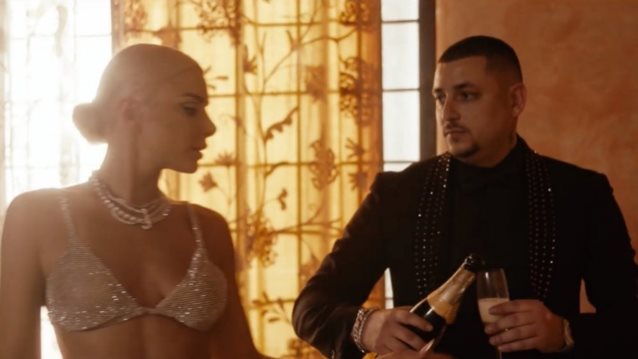 J2US | Ο Mad Clip τραγούδησε τη "Φήμη" αλλά δεν είδαμε ποτέ τη Josephine