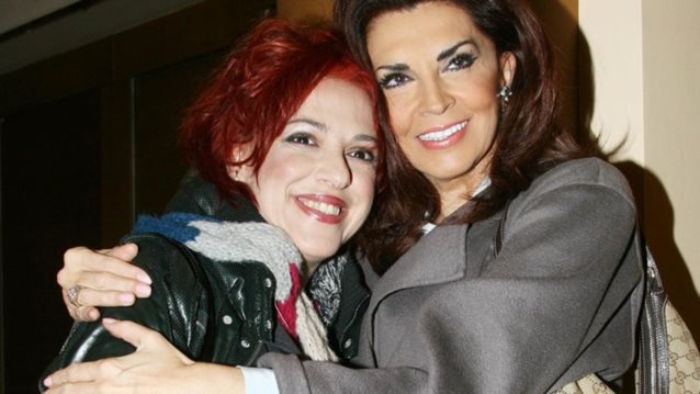 30 χρόνια πριν, η Μιμή Ντενίση, ο Γρηγόρης Βαλτινός και η Ελένη Ράντου έβγαλαν την πιο γλυκιά &quot;οικογενειακή&quot; φωτογραφία