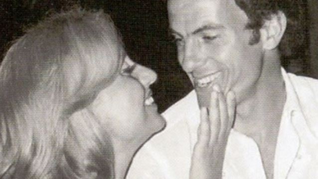 32 χρόνια πριν: Όταν η Βίκυ Μοσχολιού και ο Μίμης Δομάζος συνόδευσαν την κόρη τους νύφη στην εκκλησία