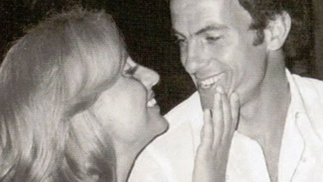 32 χρόνια πριν: Όταν η Βίκυ Μοσχολιού και ο Μίμης Δομάζος συνόδευσαν την κόρη τους νύφη στην εκκλησία