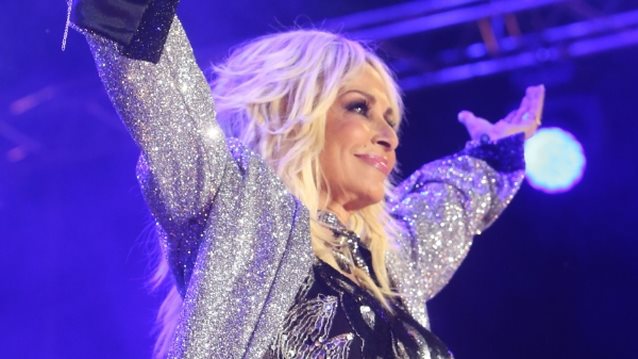 H Άννα Βίσση στη σκηνή μαζί με τα δυο της εγγόνια, Νίκο και Νέστωρα