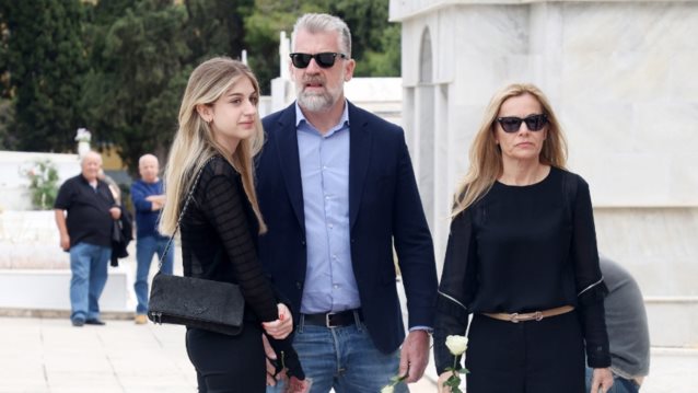 Συγκινημένος ο γιος της Άννας Παναγιωτοπούλου στην κηδεία της - Στο πλευρό του η σύζυγός του και η κόρη τους
