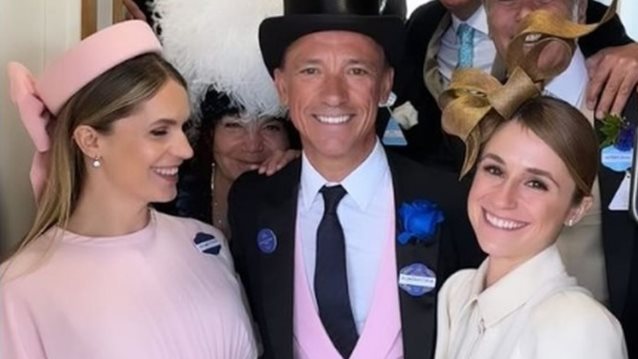 Η Ευγενία και η Ηλέκτρα Νιάρχου στο Royal Ascot: Η μία με ροζ ρομαντικό φόρεμα και pillbox hat και η άλλη με λευκό φόρεμα και headpiece