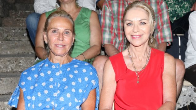 Σπάνια βραδινή έξοδος για την Ελλη Στάη στο θέατρο