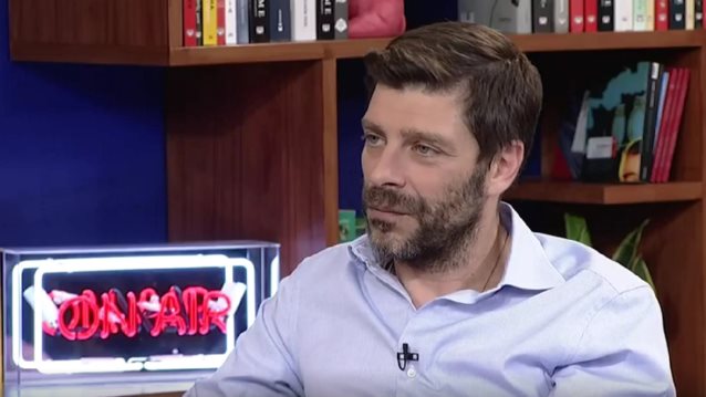 Νικόλας Γιατρομανωλάκης: &quot;Ήθελα να μιλήσω για τη σεξουαλικότητά μου - Δεν είναι στόχος να μεταφέρω το προσωπικό μου ψυχόδραμα από καναπέ σε καναπέ&quot;