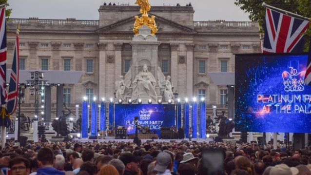 Συναυλία στο Buckingham | Ο λόγος του Καρόλου για τη &quot;μαμά&quot; του, το τραγούδι του πρίγκιπα George και το χιουμοριστικό βίντεο της βασίλισσας