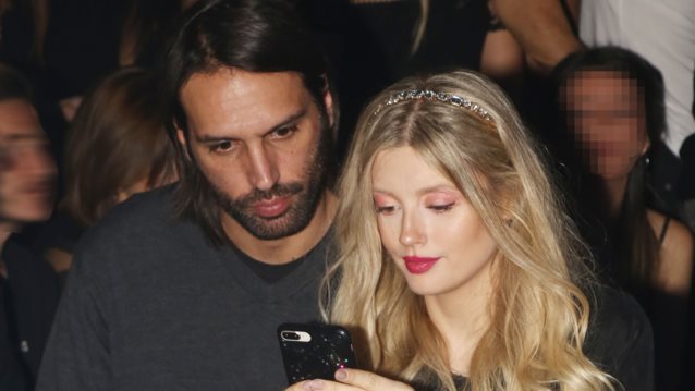 Η Κωνσταντίνα Κομμάτα στο γήπεδο μαζί με την κόρη της για χάρη του Γιώργου Σαμαρά