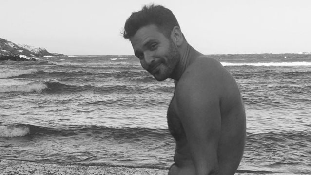 Ο Μιχάλης Λεβεντογιάννης στη θάλασσα με τον Μιχάλη Σαράντη και την κόρη του