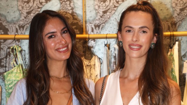 Άννα &amp; Τέα Πρέλεβιτς ποζάρουν με την κούκλα μητέρα τους, Νεβένα Μαριάνοβιτς στις διακοπές τους